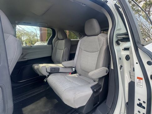 Used 2022 Toyota Sienna LE FWD image 12