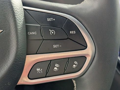 Used 2025 Chrysler Pacifica Select FWD image 18