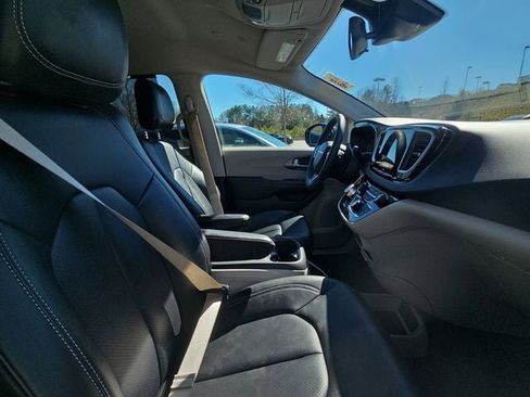 Used 2024 Chrysler Pacifica Touring-L image 35