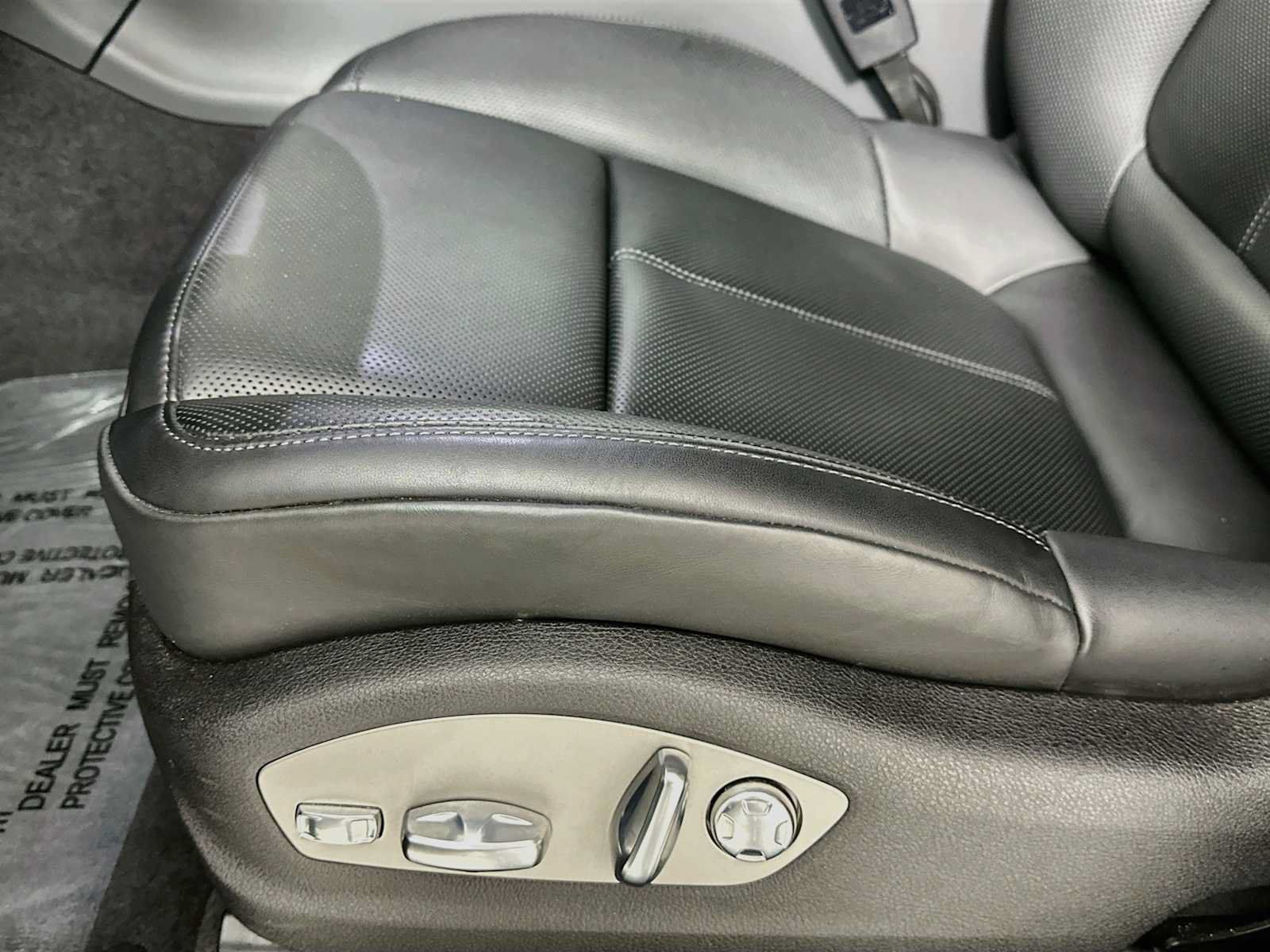 Certified 2026 Porsche Macan AWD/4WD image 12