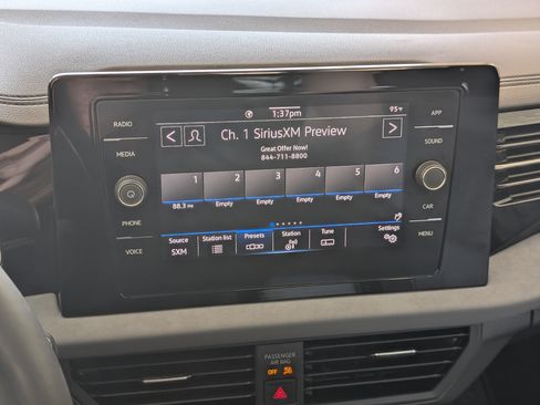 Used 2025 Volkswagen Jetta SE w/ Sunroof Package FWD image 29