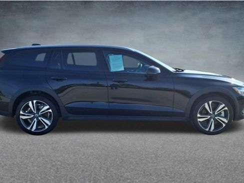 Certified 2025 Volvo V60 B5 Cross Country Plus AWD/4WD image 9