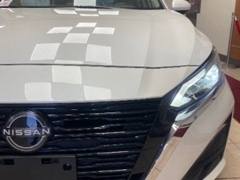 Used 2024 Nissan Altima 2.5 SV w/ SV Premium Package image 9