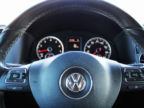 Used 2017 Volkswagen Tiguan S image 25