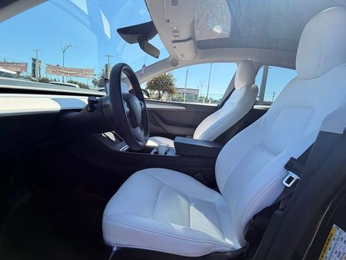 Used 2025 Tesla Model Y Long Range AWD/4WD image 8