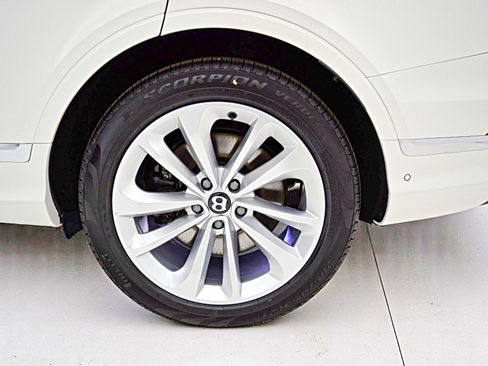 New 2025 Bentley Bentayga Plug-In Hybrid image 44