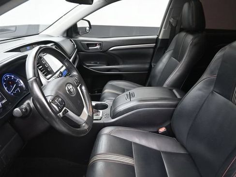 Used 2019 Toyota Highlander SE w/ Nightshade Edition FWD image 17
