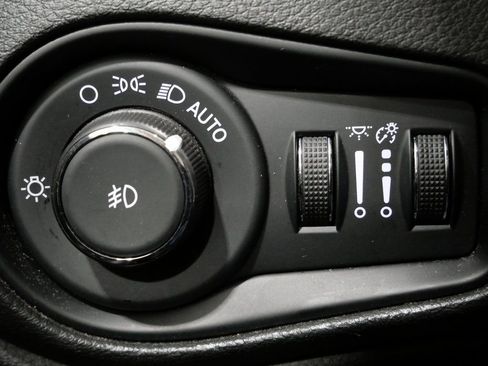 Used 2023 Jeep Renegade Latitude w/ Premium Group image 14