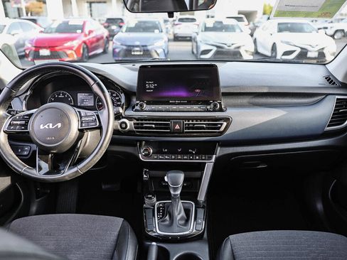 Used 2023 Kia Seltos S w/ Navigation Package FWD image 2