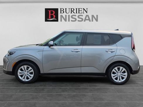 Used 2023 Kia Soul LX FWD image 2