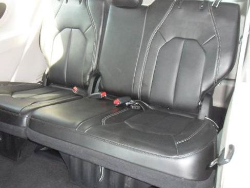 Used 2024 Chrysler Pacifica Touring-L FWD image 13