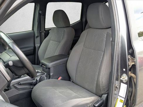 Used 2017 Toyota Tacoma TRD Off-Road image 14