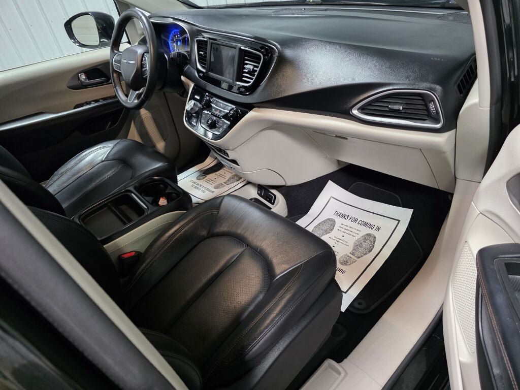 Used 2020 Chrysler Pacifica Touring-L FWD image 7
