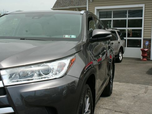 Used 2019 Toyota Highlander XLE AWD/4WD image 19