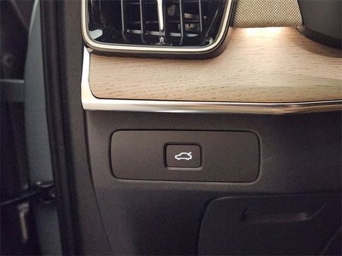 New 2025 Volvo XC90 B6 Core w/ Protection Package image 22