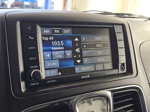 Used 2015 Chrysler Town & Country Touring w/ Driver Convenience Group image 22