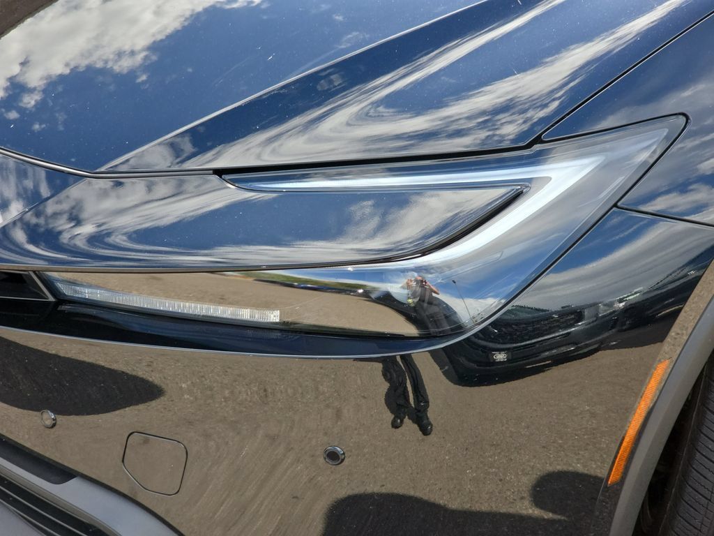 Used 2024 Toyota Prius LE AWD/4WD image 31