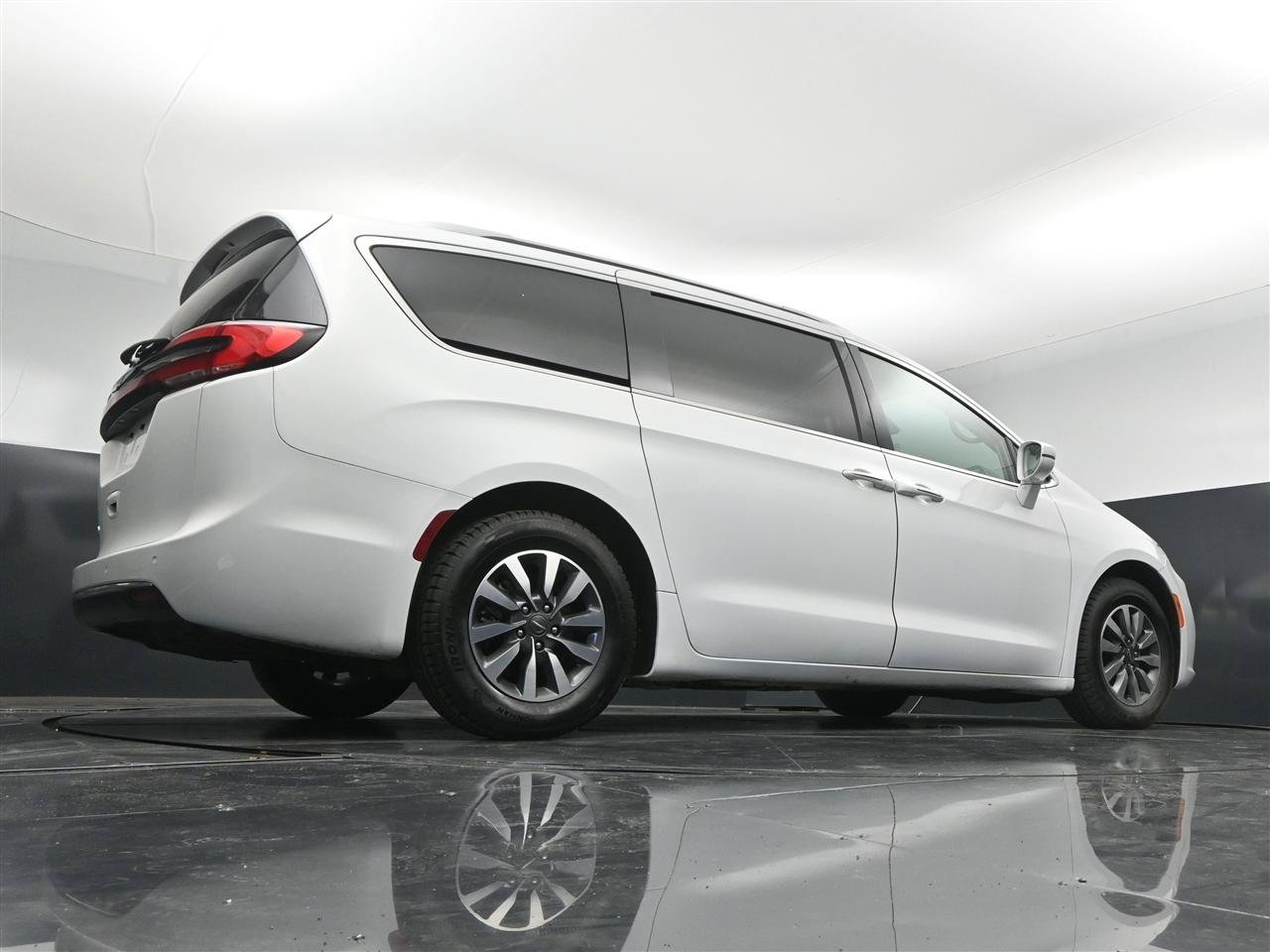 Used 2021 Chrysler Pacifica Touring-L FWD image 21