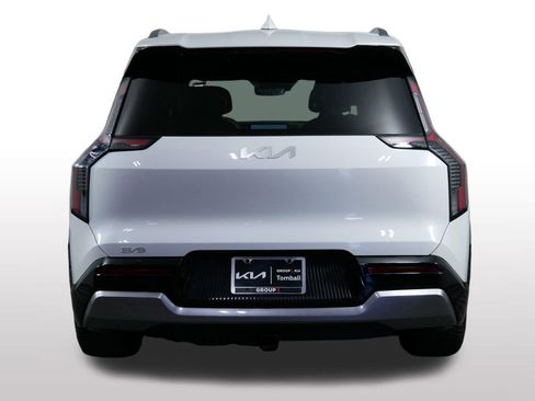 Certified 2024 Kia EV9 Land image 9