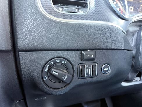 Used 2017 Dodge Charger SXT RWD image 19