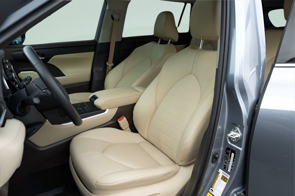 Used 2020 Toyota Highlander XLE AWD/4WD image 15