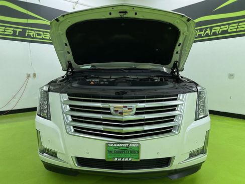 Used 2017 Cadillac Escalade ESV Platinum AWD/4WD image 4