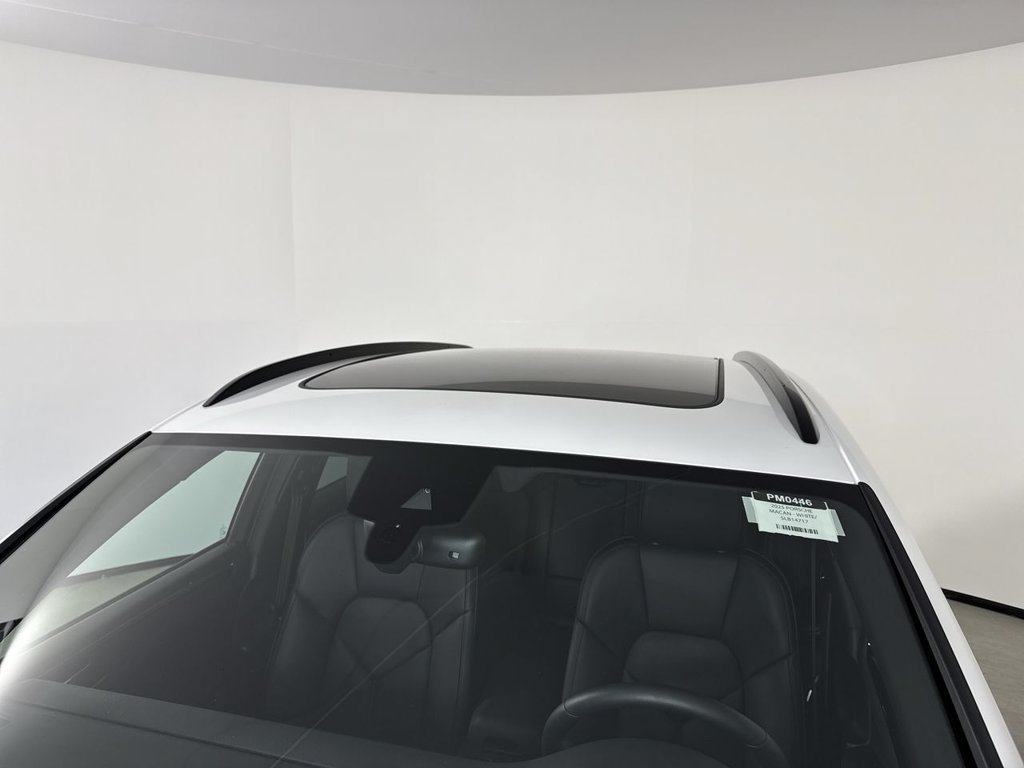 Certified 2025 Porsche Macan AWD/4WD image 17
