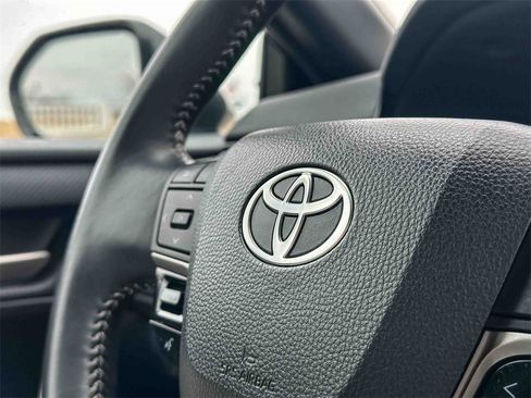 Used 2025 Toyota Camry SE image 27