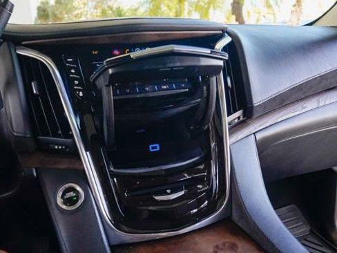 Used 2019 Cadillac Escalade ESV Premium Luxury image 56