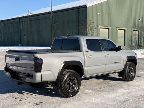 Used 2021 Toyota Tacoma SR5 w/ Trail Edition image 8