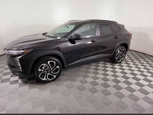 Certified 2025 Chevrolet Trax RS w/ Sunroof Package FWD image 4