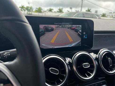 Used 2021 Mercedes-Benz GLB 250 4MATIC w/ Premium Package image 29