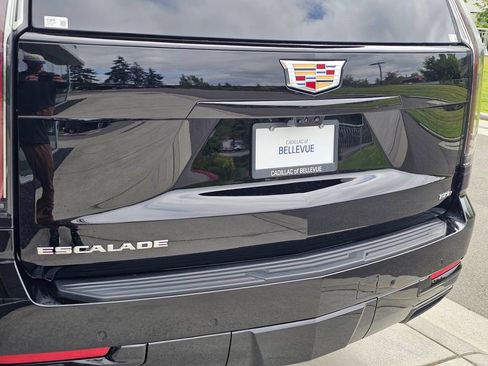 New 2026 Cadillac Escalade ESV Sport w/ Touring Package AWD/4WD image 15