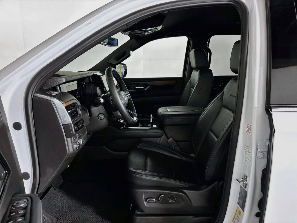 Used 2025 GMC Yukon XL Denali AWD/4WD image 11