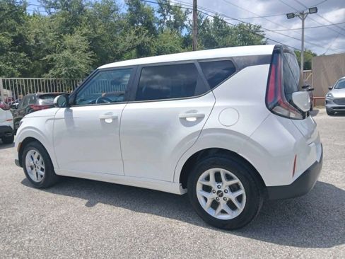 Used 2024 Kia Soul LX w/ Option Group 015 FWD image 5