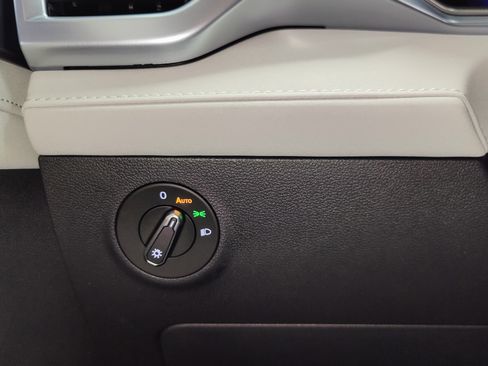 Used 2025 Volkswagen Taos SE image 25