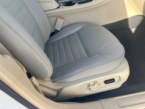 Used 2019 Ford Taurus SE image 10