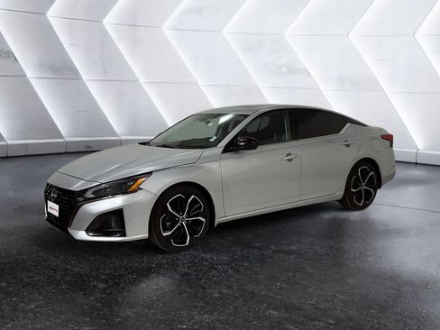 Used 2024 Nissan Altima 2.5 SR w/ SR Premium Package image 3