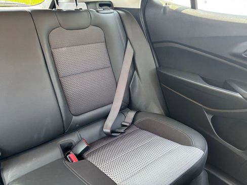 Used 2025 Chevrolet Trax LT FWD image 36