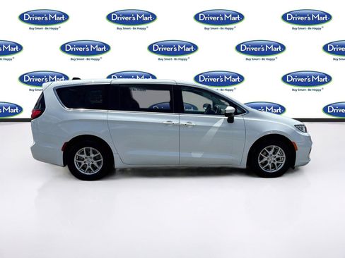 Used 2023 Chrysler Pacifica Touring-L FWD image 8