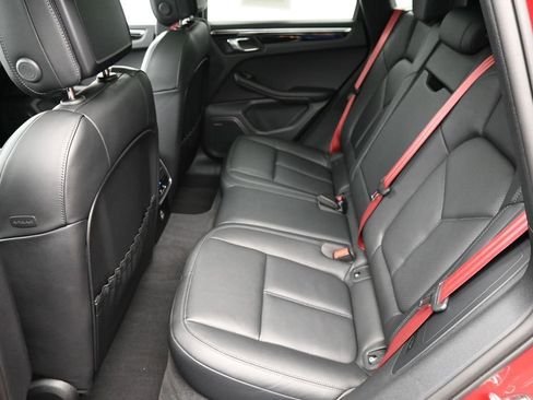 Certified 2025 Porsche Macan AWD/4WD image 7