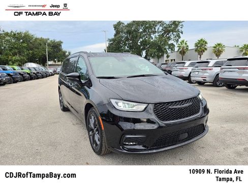 New 2026 Chrysler Pacifica Limited w/ S Appearance Package image 1