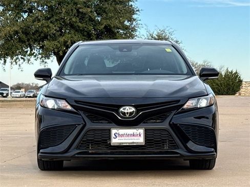 Used 2023 Toyota Camry SE image 2