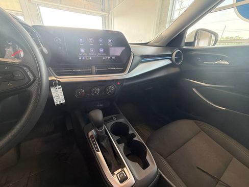 Used 2024 Chevrolet Trax LS w/ LS Convenience Package FWD image 18