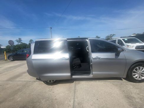 Used 2017 Chrysler Pacifica Touring w/ Tire & Wheel Group FWD image 12
