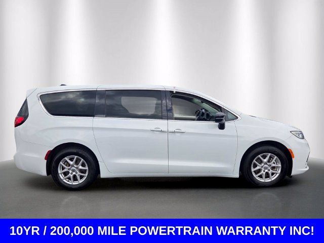 Used 2024 Chrysler Pacifica Touring-L FWD image 6