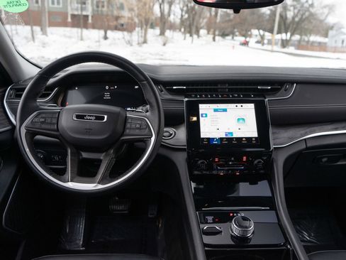 Used 2022 Jeep Grand Cherokee Limited image 12