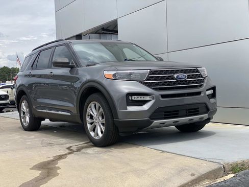 Used 2022 Ford Explorer XLT w/ Equipment Group 202A AWD/4WD image 2