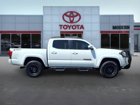 Used 2019 Toyota Tacoma SR5 AWD/4WD image 9