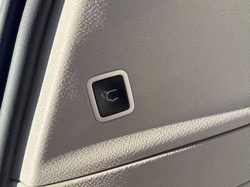 Used 2021 Chrysler Pacifica Touring-L w/ Uconnect Theater Family Group image 7